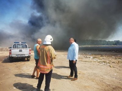 Пожар в депото за строителни отпадъци край Хасково (Снимки)