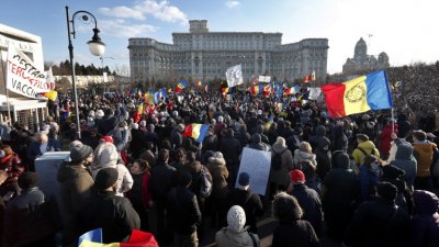 Хиляди протестират в Париж и Атина срещу ваксините