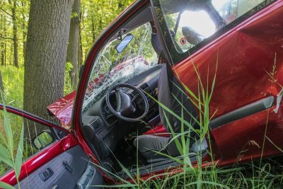 Шофьор в болница след удар в дърво