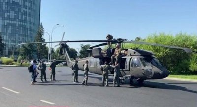 Повреден американски хеликоптер кацна на кръстовище в Букурещ