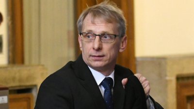 Министър Денков: 25% от децата изпаднаха от дистанционното обучение 