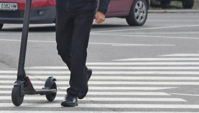 Шофьор помля мъж на тротинетка