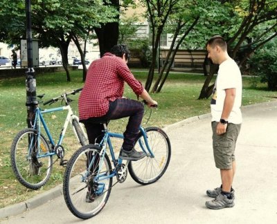 Мъж дари велосипеди на нуждаещи се младежи