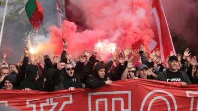 Напрежение на „Армията”, фенове наобиколиха съблекалнята