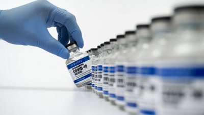 Замразяват заплатите на неваксинираните