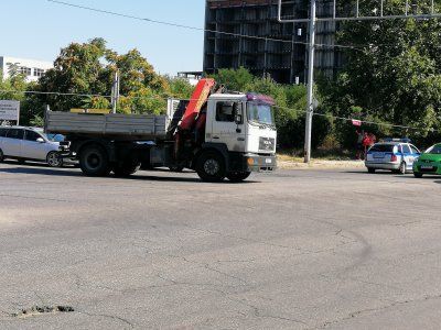 Камион блъсна и уби мъж в София