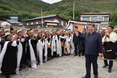 Си Дзинпин посети Тибет за първи път като президент