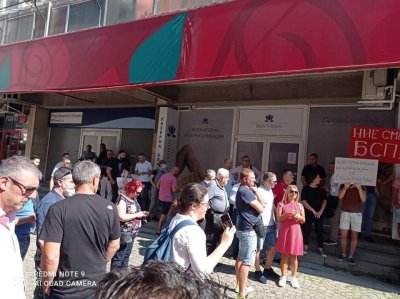 Протестиращи на Позитано 20 искат оставката на Нинова