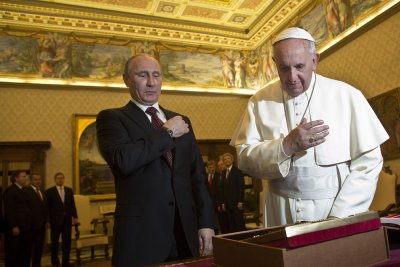 Папата държи винаги под ръка книгите на Достоевски и Толстой