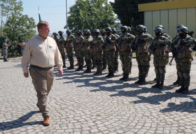 Каракачанов избяга от протестиращи на полигона Црънча