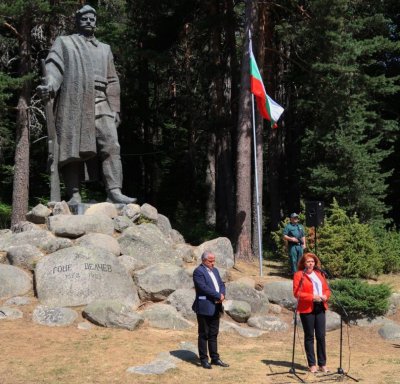Илияна Йотова: България няма да подменя историята си