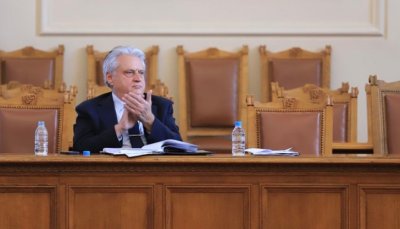 Парламентът изслушва Рашков и Кацаров