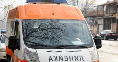 Шофьор блъсна двама възрастни и дете на пешеходна пътека и избяга