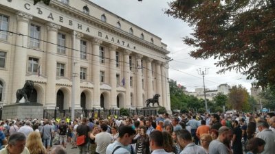 Символичен протест пред Съдебната палата 