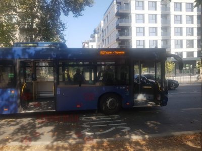 Джигит сече пътя на градски автобус в Бургас, баба падна и пострада