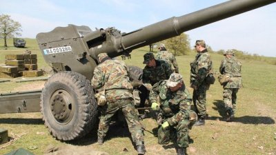 Военни гърмят цял месец край Сливен