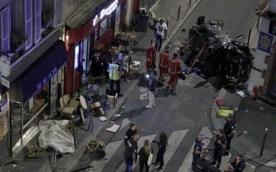Кола се вряза в заведение в Париж