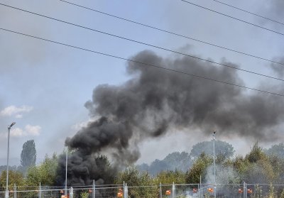 Пожарът край Голешово пак се разрази, на метри от къщите е