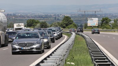 Километрична опашка от автомобили след катастрофа на „Тракия”