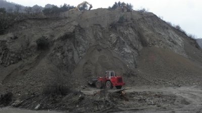 Синитево на бунт срещу кариера, цепи къщите в селото
