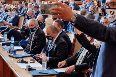 Депутати пред бой заради СРС-та срещу протестиращите