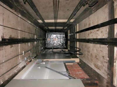 Асансьорна шахта погълна двама работници