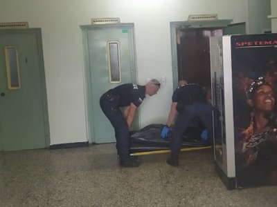 Мистерията с 24-годишния студент, открит мъртъв в асансьор, се заплита