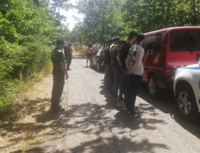 Задържаха петима българи за незаконен трафик на имигранти