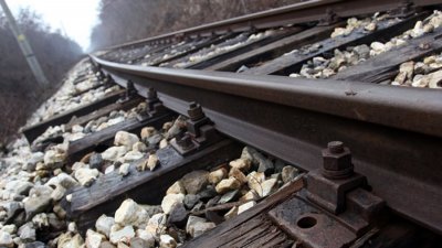 Влакове закъсняват с 30 - 40 минути заради жегите