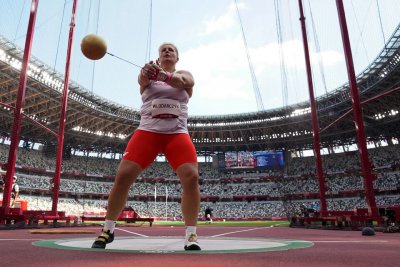 Полякиня стана първата жена с три олимпийски титли на чук