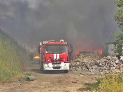 Пожар лумна в депо за стари гуми край Варна 