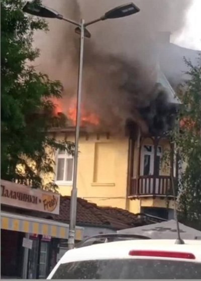 Адът не свършва: Кръчма гори в Банкя