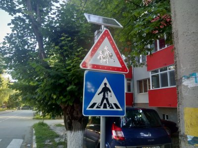 Вандали потрошиха пътни знаци на кръстовище в Свищов