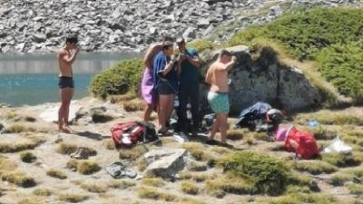 Отново заснеха туристи да се къпят в рилското езеро "Окото"
