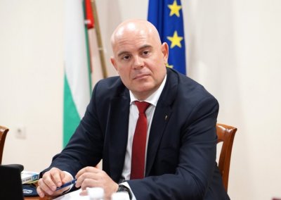 Министър Денков потвърди: Няма проблем с юридическото образование на Иван Гешев