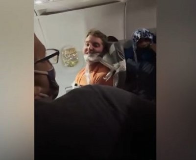 Пияна свиня хвана стюардеса за бомбите в полет до Маями (ВИДЕО)