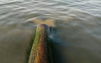 Отходната тръба на Синеморец още се излива в морето