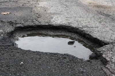 Шофьор, претърпял катастрофа, съди община заради дупка