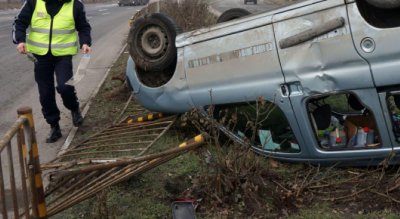 Кола се обърна по таван край Пловдив, жена е в болница