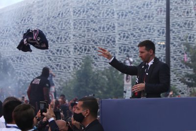 Хиляди фенове на ПСЖ приветстваха Меси на „Парк де Пренс“ (СНИМКИ)