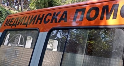 Заляха мъж с неизвестна течност, в болница е