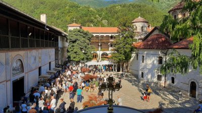 Хиляди пътуваха стотици километри, за да помолят Богородица за лек