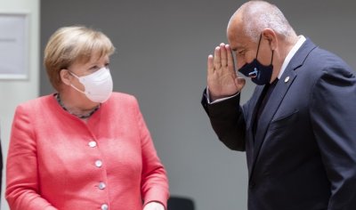 Горката! Меркел взима 15 000 евро пенсия