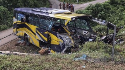 8 загинали и десетки ранени в катастрофа с автобус в Унгария 