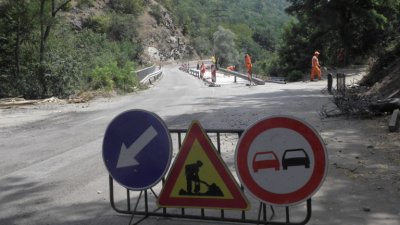 Зацикли ремонтът София-Перник, няма пари