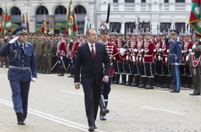 Румен Радев прави партия?