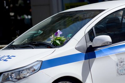 Хулиган потроши патрулка при опит за задържане 