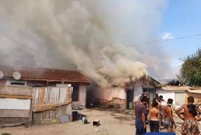 Голям пожар се вихри в Столипиново, обхванал е няколко къщи