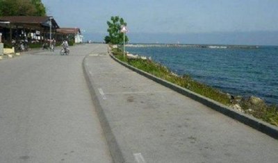 Автомобилите от крайбрежната алея на Варна политат в небето