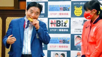 Кметът на Нагоя се извини, че захапа олимпийския медал